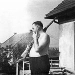 Amon Goth na tarasie swojej Willi
